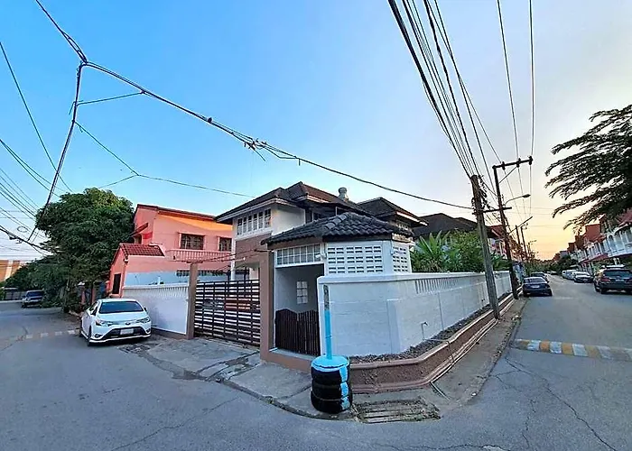 ホテル Fluffy 3 Bedroom & Cozy Skytrain View @bkk バンコク都